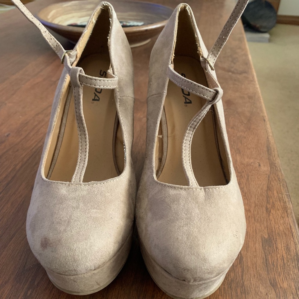 Nude wedges